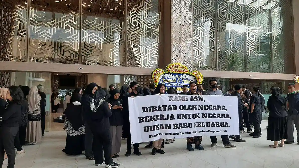 Pegawai Kemendikti Saintek Dipecat karena Ganti Meja Kerja, DPR akan Lakukan Pemantauan