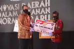 bupati-sbd-menerima-hadiah-sebagai-pemenang-lomba-inovasi-ne.jpg