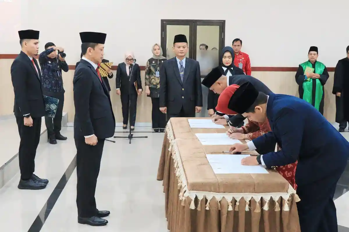 Kakanwil Kementerian Hukum Bengkulu Lantik PPNS dan Notaris Pengganti