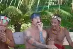 viral-vokalis-red-hot-chili-peppers-rhcp-Anthony-Kiedis-liburan-ke-mentawai-1742024.jpg