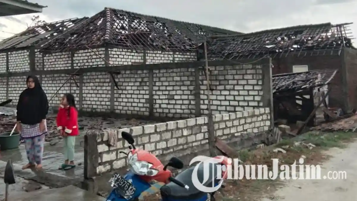 Ratusan Rumah Warga Dua Kecamatan di Gresik Porak Poranda Diterjang Angin Puting Beliung