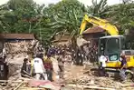 Barikade Warga Dibubarkan Aparat, Dua Ekskavator Mulai Ratakan Bangunan di Kentingan Baru Solo