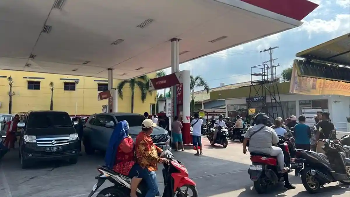 BBM Langka setelah Banjir, Antrean Kendaraan Mengular di SPBU Simpang Limun Medan
