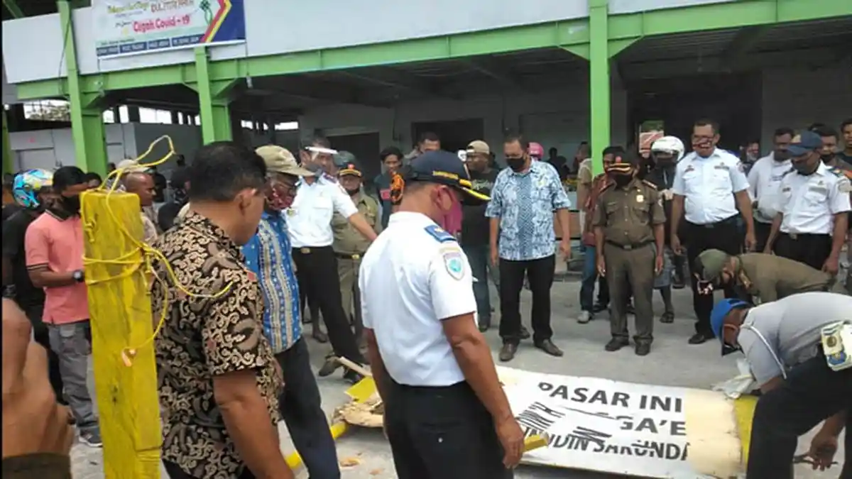 Pedagang dan Pembeli Pasar Mbongawani Ende Heboh Satpol PP Cabut Pagar dan Papan Nama