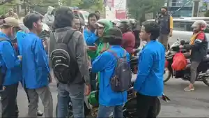 Pengendara-ojol-hampiri-puluhan-mahasiswa-2131.jpg