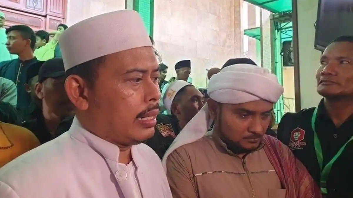BREAKING NEWS: Rumah Ketua PA 212 di Depok Dilempari Batu