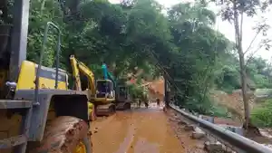 Kondisi-terkini-ruas-jalan-Majalengka-Kuninga-longsor-932024-1.jpg