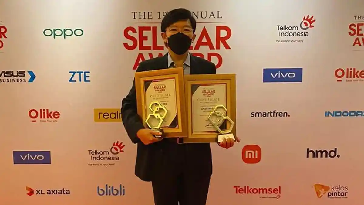 Direktur Smartfren Marco Sumampouw Meraih Penghargaan Seluler Awards 2022 - Marco-Sumampouw-dan-award.jpg