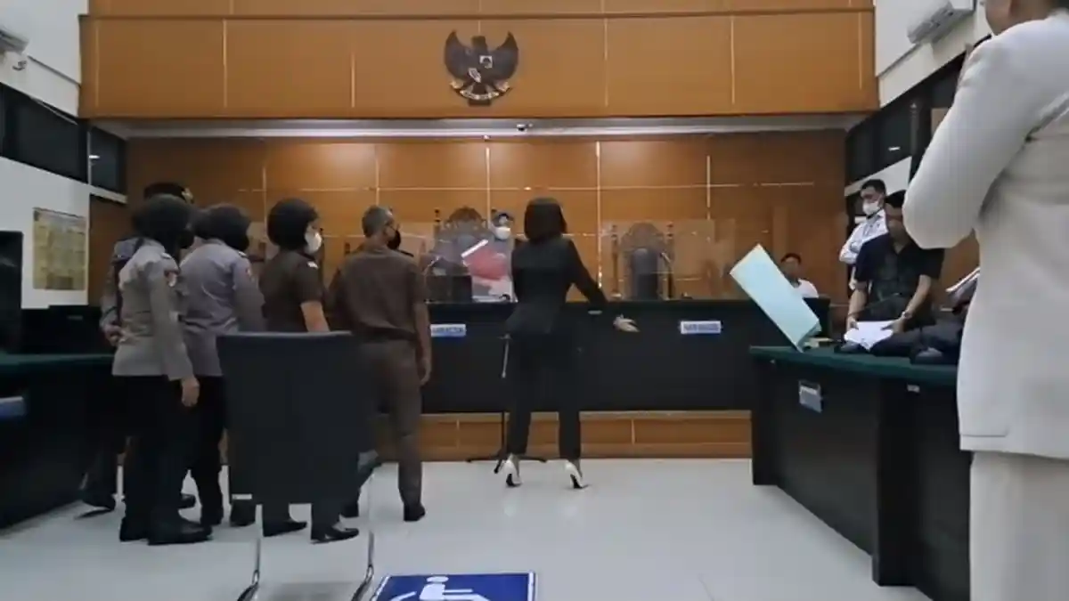 Berani Banting Mic dan Lempar Berkas, Aksi Nikita Mirzani Dianggap Lecehkan Sistem Pengadilan