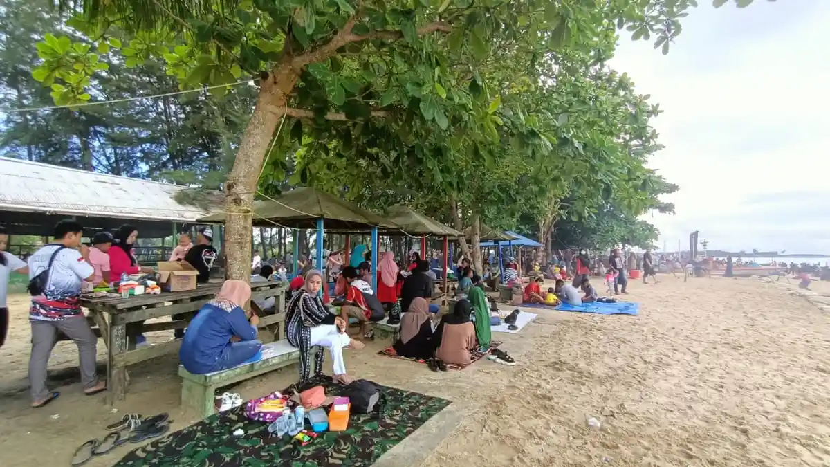 Hari Terakhir Libur Bersama Lebaran Idul Fitri 1442 H, Binalataung Beach Tarakan Dipadati Pengunjung