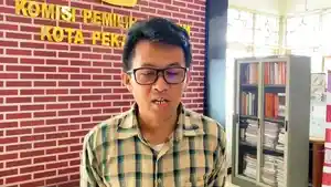 Ketuua-KPU-Kota-Pekalongan-Fajar-Randi-Yogananda.jpg