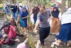 Sambut Ramadhan dengan Saweran dan Botram: Emak-emak Terjun ke Kolam Berburu Uang di Kadungora