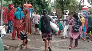 Antrean-masyarakat-Sikka-saat-membeli-beras-Bulog-di-Kantor-Bulog-Maumere.jpg