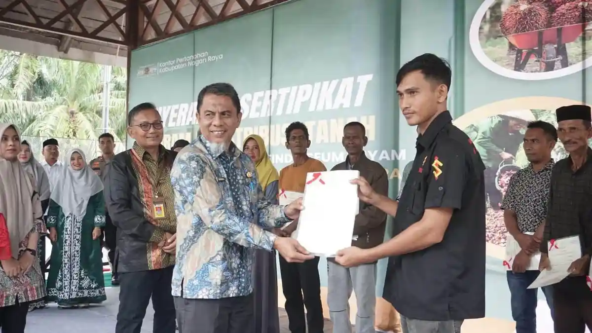 BPN Nagan Raya Serahkan Sertifikat Tanah Program Redistribusi Tanah untuk Petani Mitra 