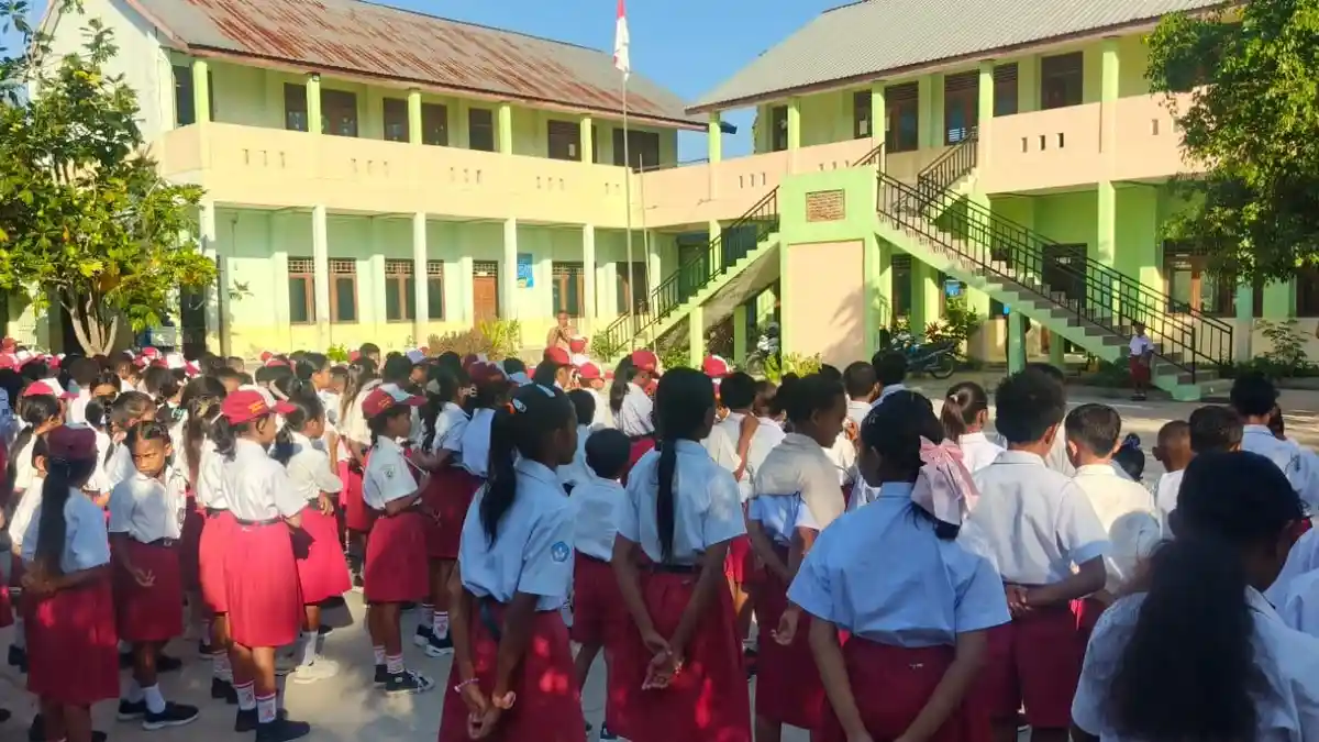 Hari Pertama Sekolah, Orang Tua di Belu Diizinkan Masuk Kelas Dampingi Siswa Baru - Pos-kupang.com