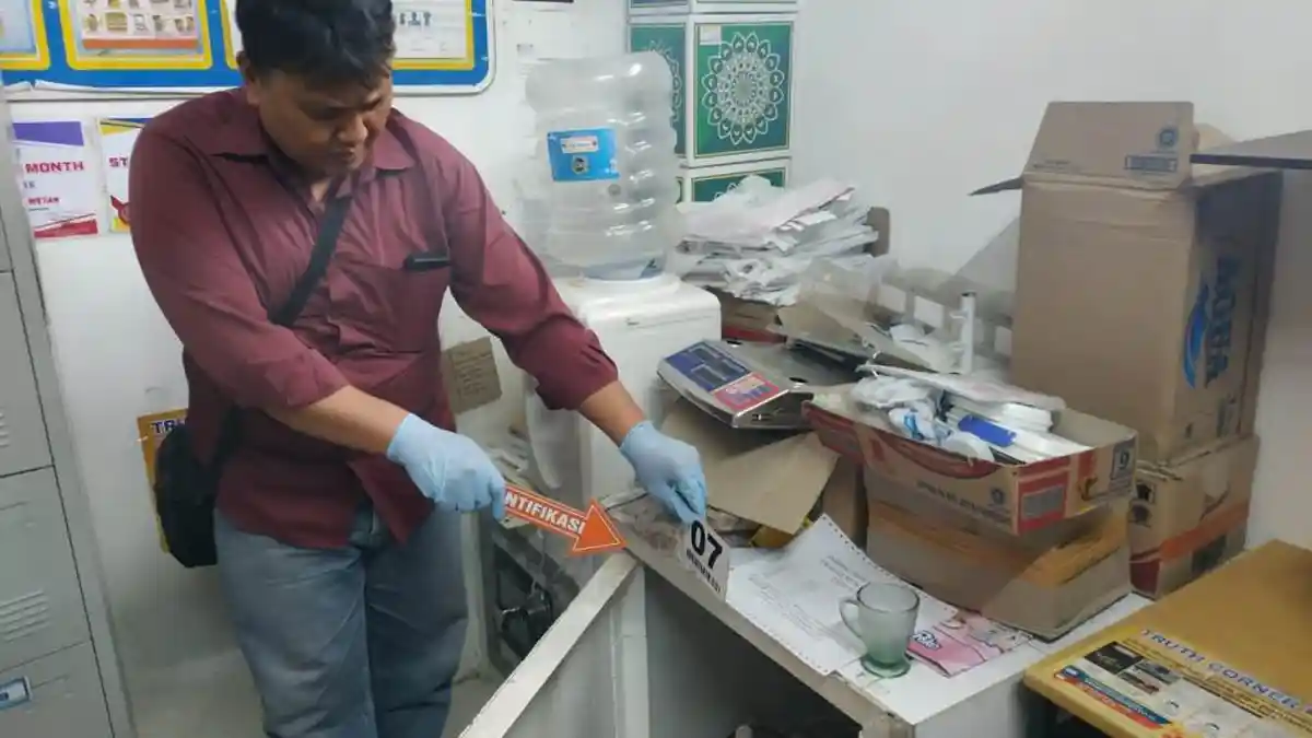 Maunah Sudah Curiga Pintu Rusak dan Terbuka, Aksi Pembobolan Minimarket Kembali Terjadi di Brebes