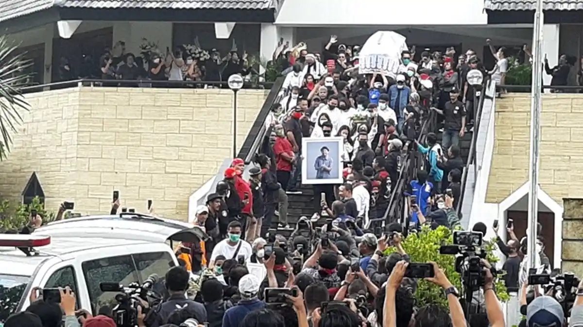 VIDEO: Iringan Lagu Ambon, Antar Jenazah Glenn Fredly ke Pemakaman