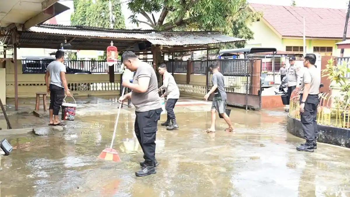 Kapolres Bireuen Pastikan Pelayanan di Polsek Terdampak Banjir Berjalan Normal