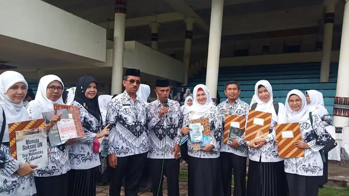 42 Guru Terbitkan Buku Terima Penghargaan, Kadisdik Padang: Satu yang Terbaik Diberangkatkan Umrah