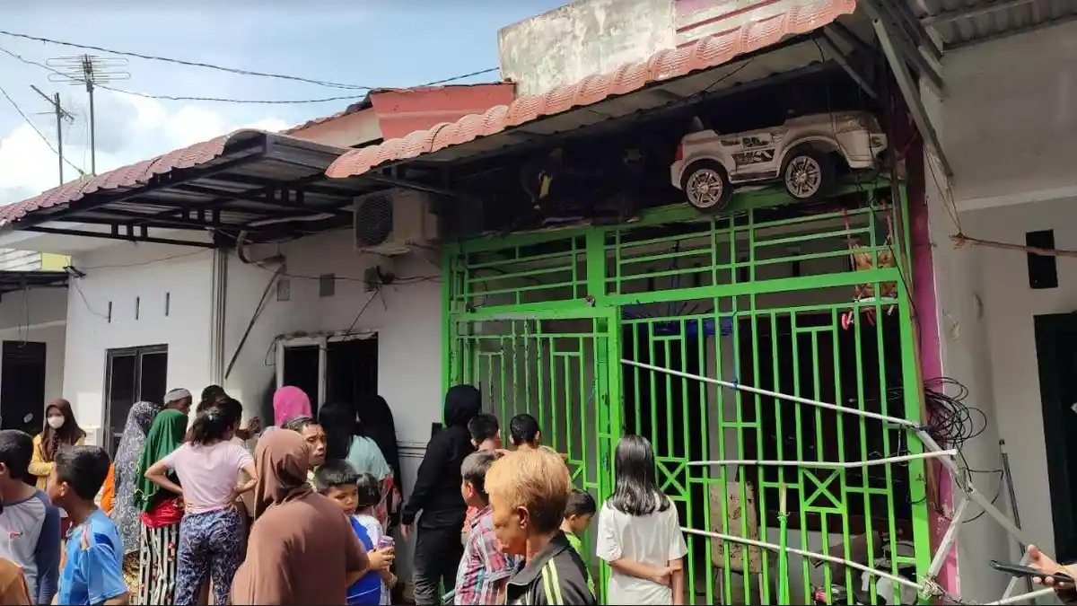 Satu Unit Rumah di Medan Amplas Terbakar, Dua Orang Dilarikan ke Rumah Sakit