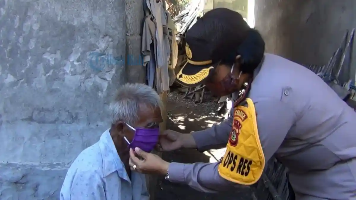 Wakapolres Klungkung Beri Bantuan Sembako Warga Terdampak COVID-19