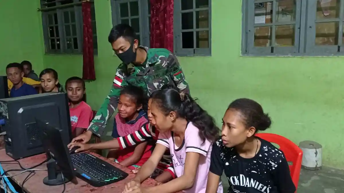 Siswa SMP Sandaniel Oepoli Dapat Ilmu Teknologi Komputer Gratis dari Satgas Yonarmed 3/105 Tarik