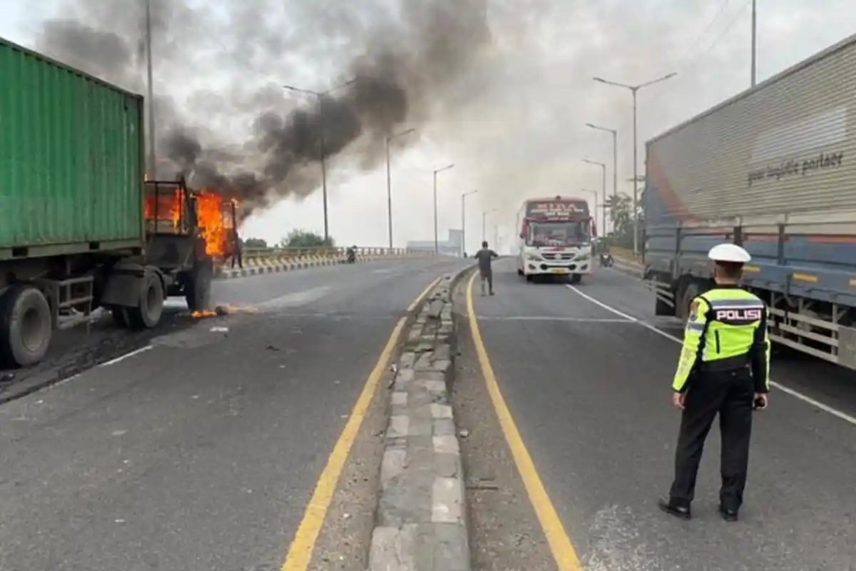 KRONOLOGI Truk Kontainer Terbakar di Jembatan Layang Trosobo Sidoarjo