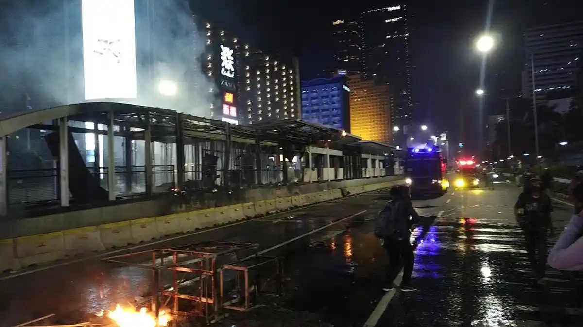 Setelah Halte Bundaran HI, Kini Halte Tosari dan Pullman Dibakar Pengunjukrasa
