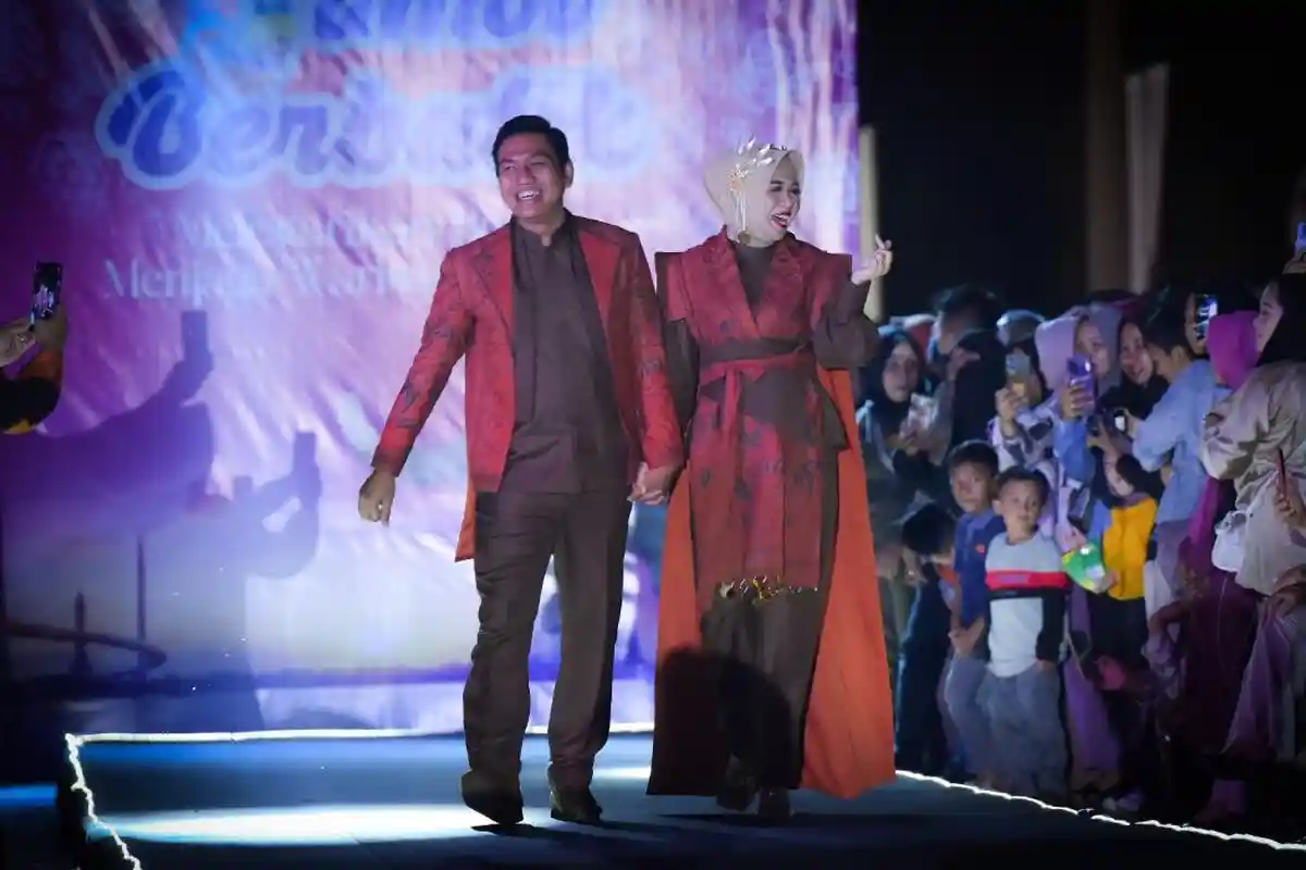 Jambi Berbatik 2023, Bupati Fadhil dan Istri Kenakan Pakaian Bertema The Allure of Batanghari