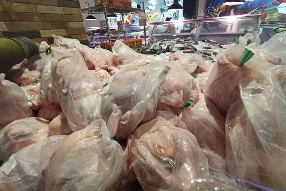 Harga Daging Ayam di Pasar Swalayan Manado Sulawesi Utara Tetap Stabil