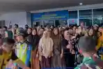 Keluarga-teriak-histeris-saat-jemaah-haji-tiba-di-Bandara-Halu-Oleo-Kendari.jpg