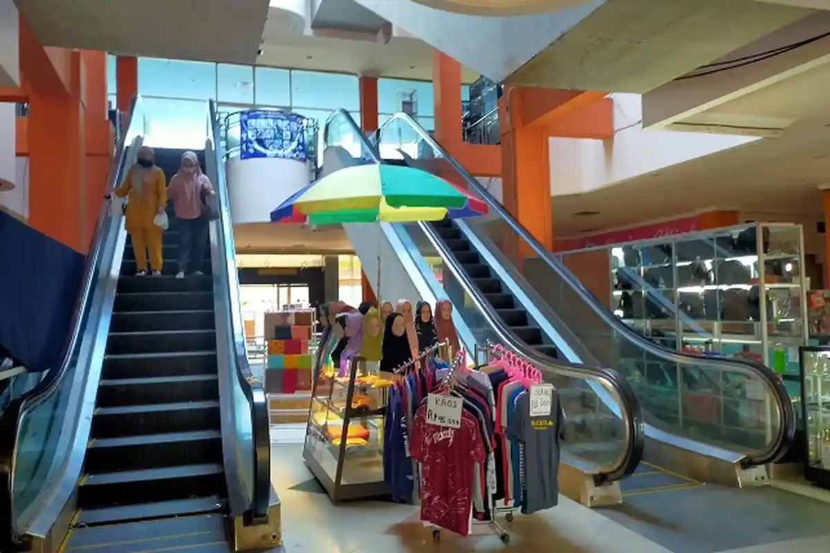 Pasar Modern Amuntai HSU Ramai Dikunjungi, Sayang Hawanya Panas dan Eskalator Tak Berfungsi