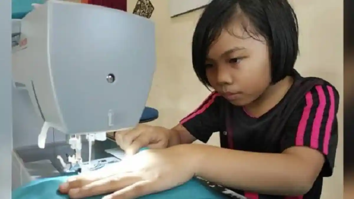 Viral, Tukang Jahit Cilik Ini Jahit 100 Pasang APD Untuk Petugas Medis