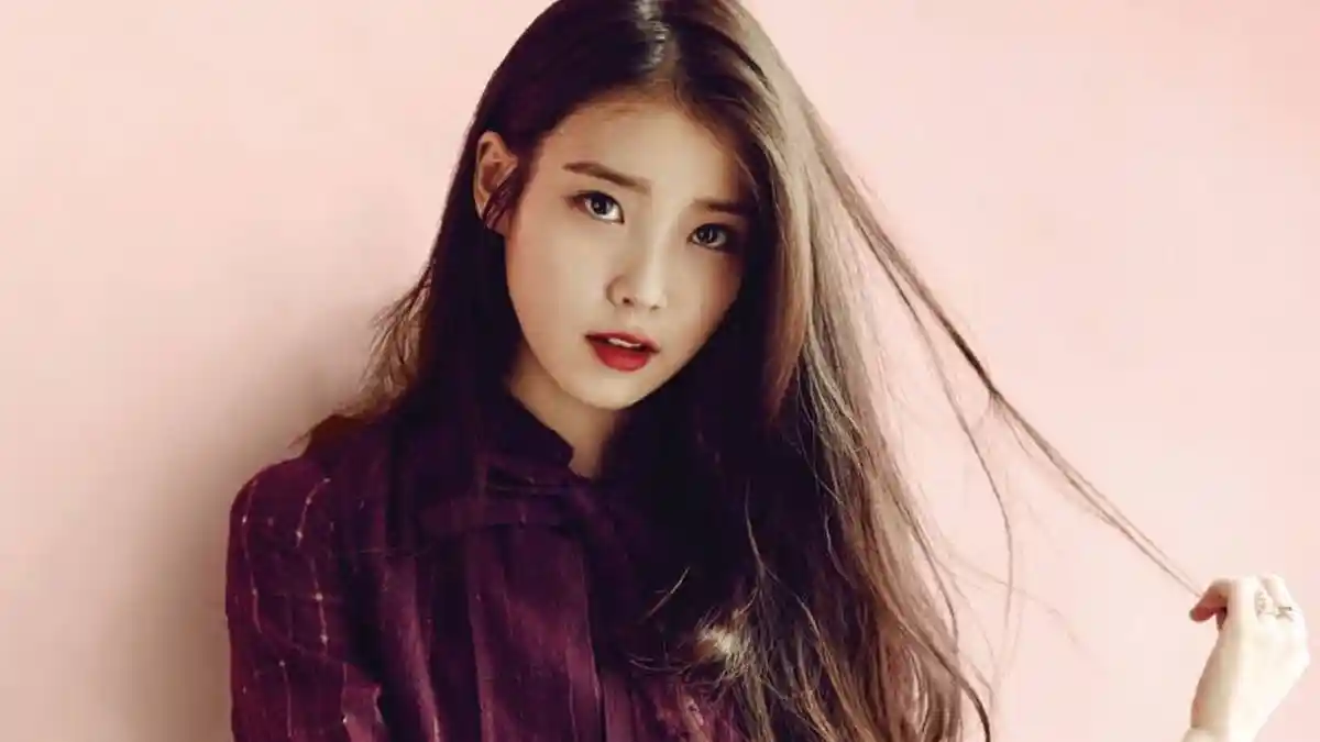 Fashion IU - Sweater yang Dikenakannya Terlihat Biasa, Tapi Ternyata Harganya Bikin Geleng Kepala