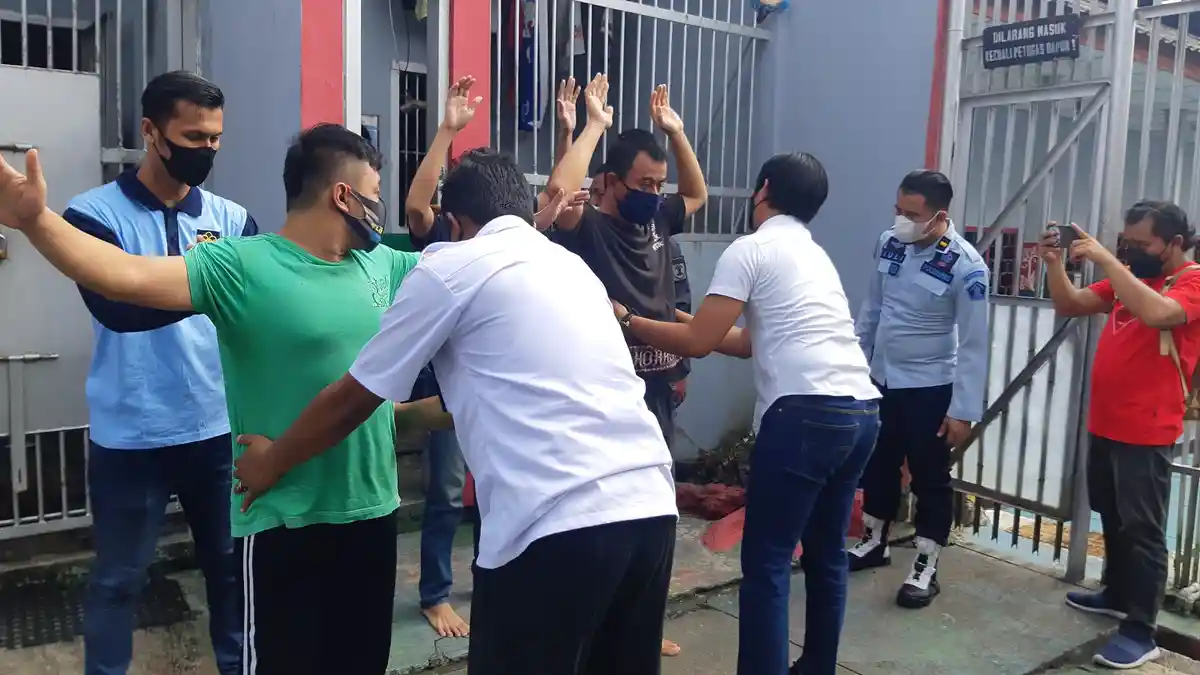Tim Gabungan Razia di Lapas Kelas IIB Bukit Semut, Kamar Sel Digeledah, Pegawai dan Napi Dites Urine