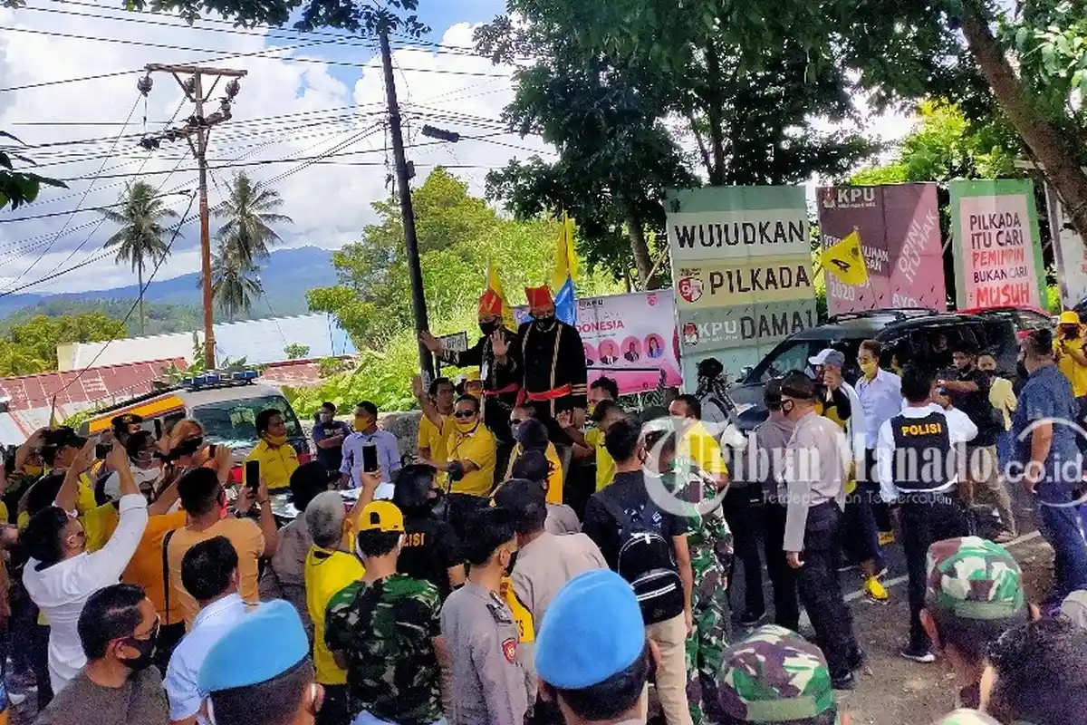 Pasangan Sompie Singal dan Joppie Lengkong Kenakan Baju Adat saat Tiba di KPU Minut