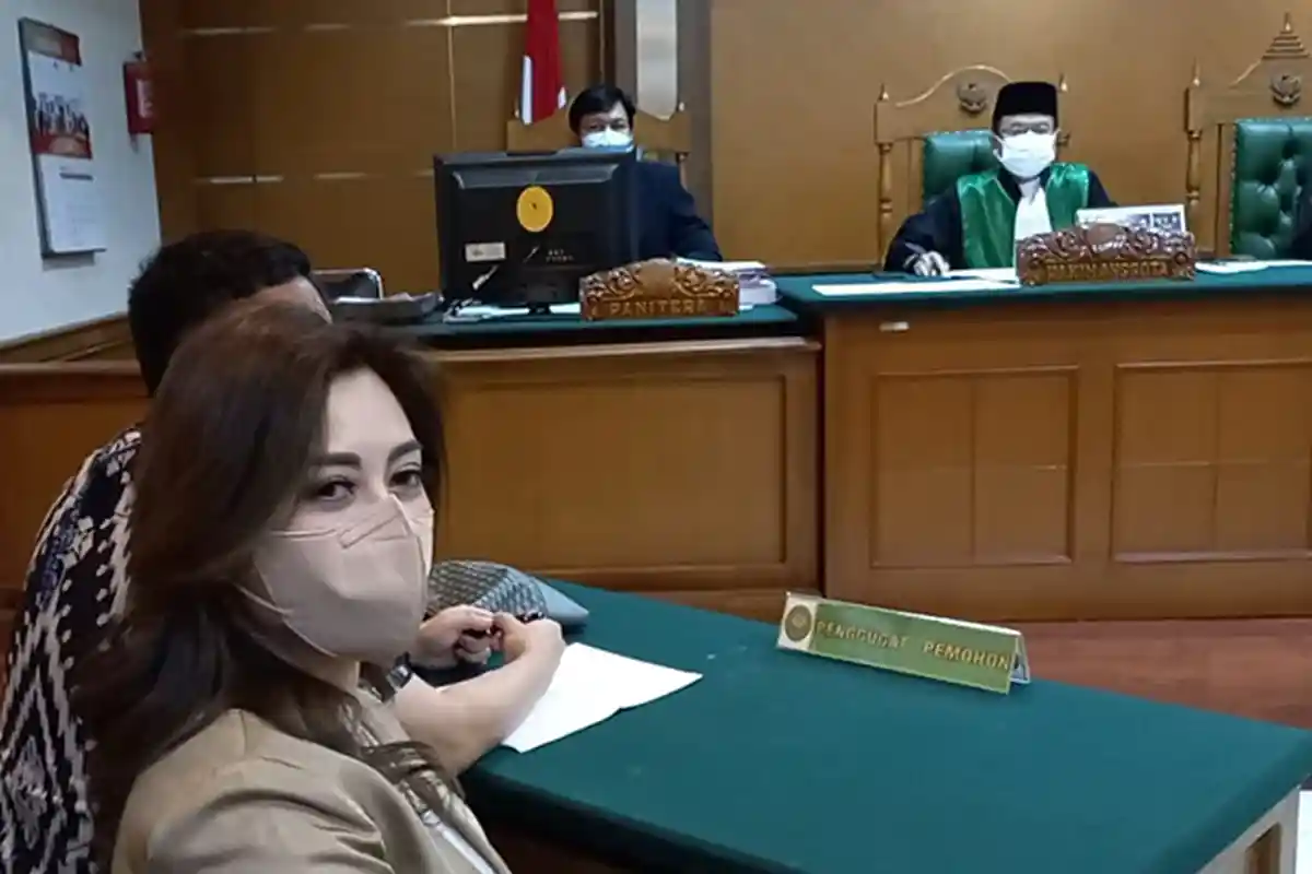 Dhena Devanka Hadir di Ruang Sidang Pengadilan, Siap Dengar Putusan Cerai dengan Jonathan Frizzy?