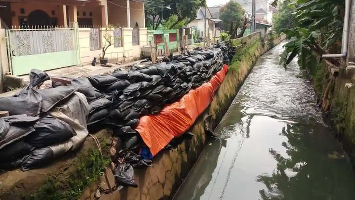 Hampir Satu Bulan, Tanggul Jebol di Perum CKP Tak Kunjung Diperbaiki Permanen