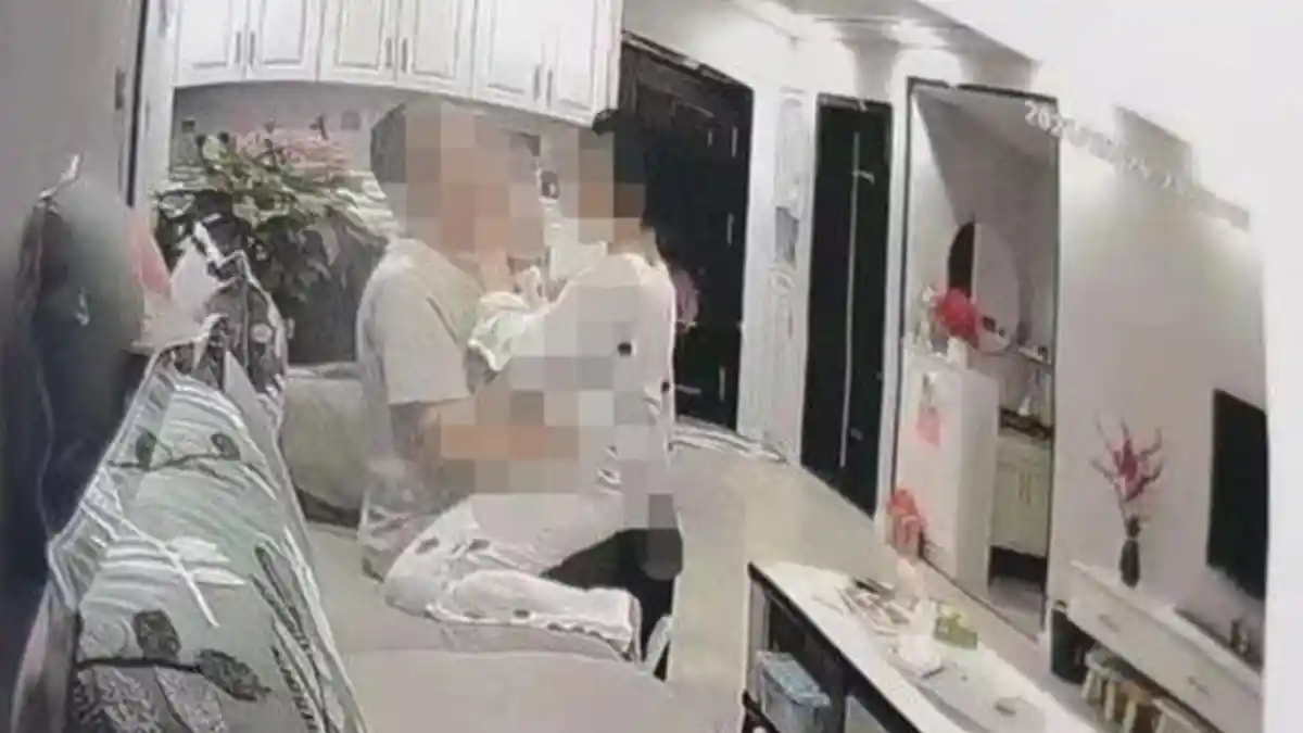 Pergoki Celana Istri Tercinta Melorot saat Dipangku Ketua RW, Teriakan Pria Ini Bikin Warga Geger