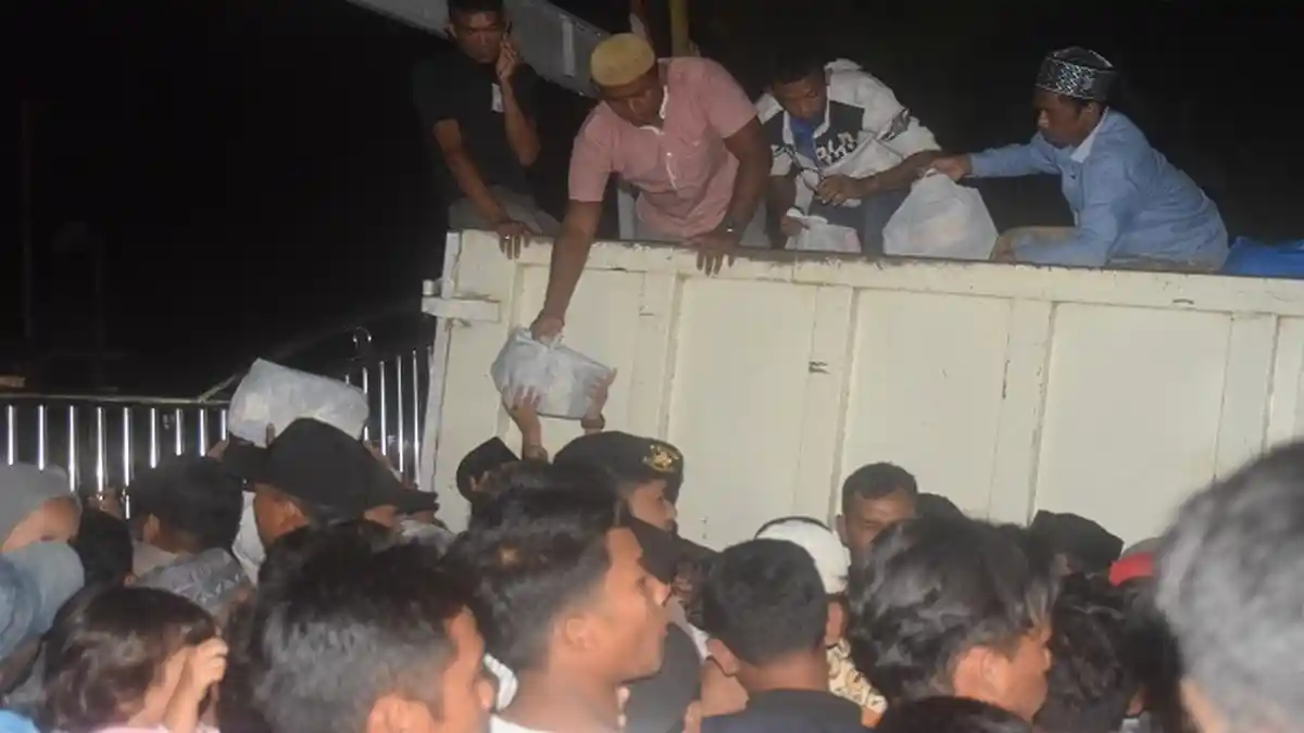 Belasan Ribu Warga Pidie Jaya Berburu Paket Ramadhan di Meuligoe Bupati