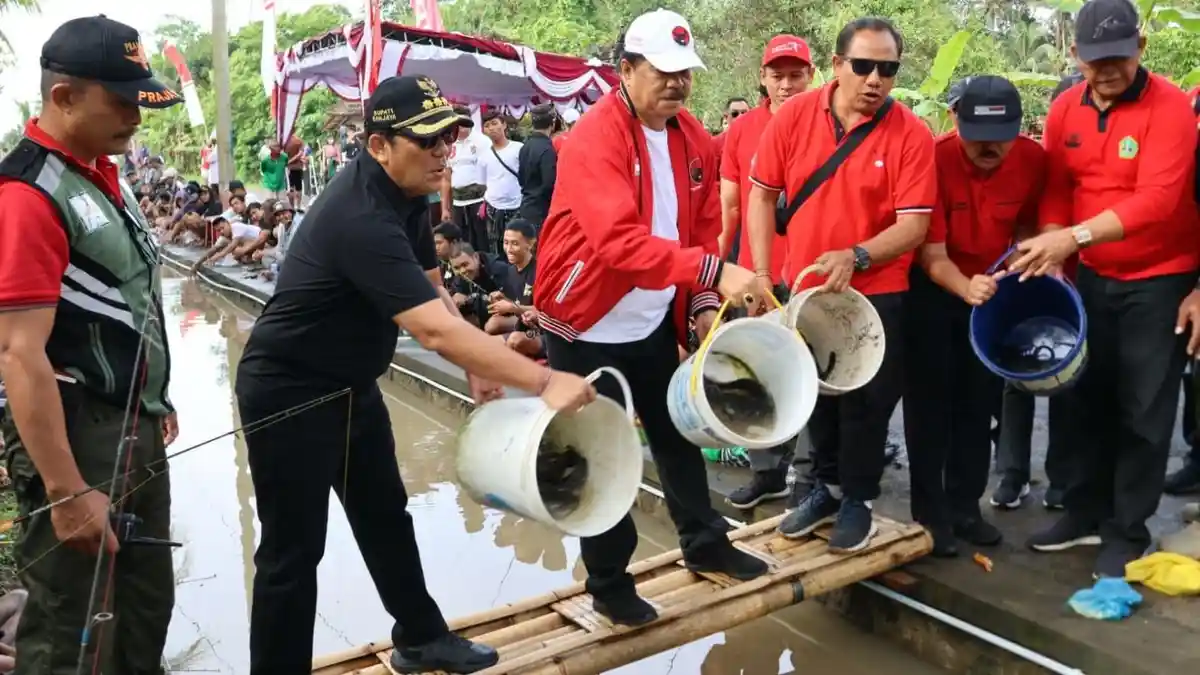 Ketua DPRD Tabanan Salurkan Bantuan Pembuatan Ogoh-ogoh Pada STT
