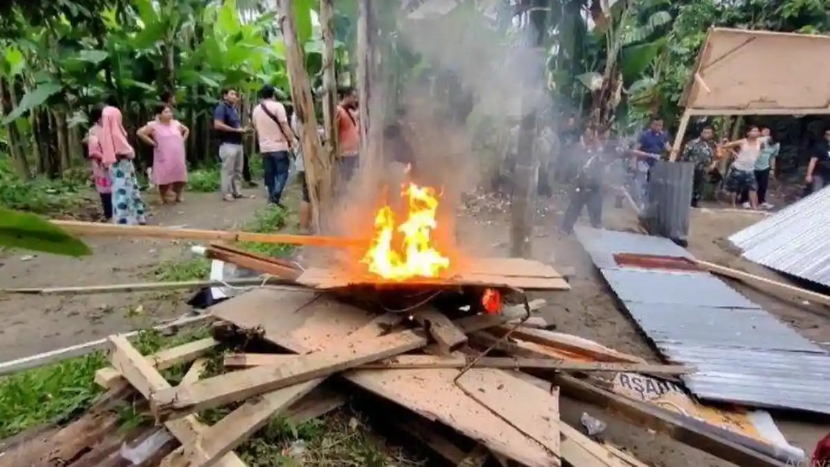 Polisi Bakar Barak Judi dan Narkoba di Medan Sunggal Sumut, Lokasinya Pernah Digerebek Emak-emak