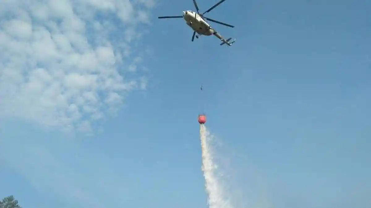 Helikopter Water Booming Diterjunkan Bantu Padamkan Kebakaran Lahan di Pelalawan
