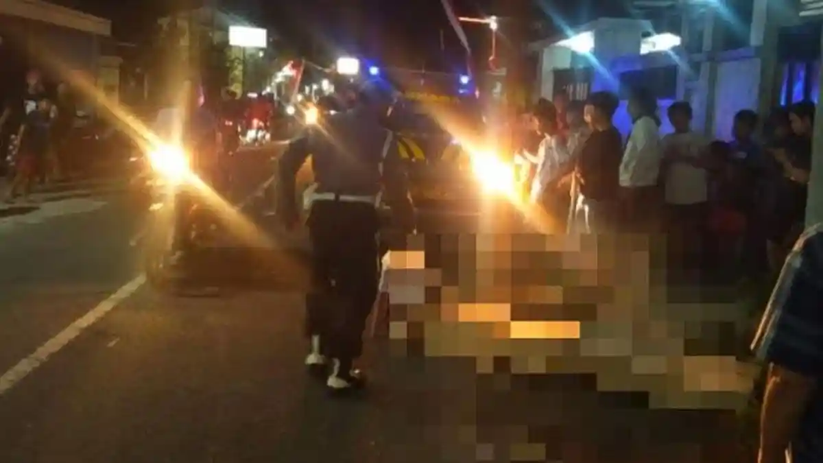 Berusaha Dahului Pengendara Lain, Pengendara Motor di Tulungagung Ini Tewas Tabrak Truk