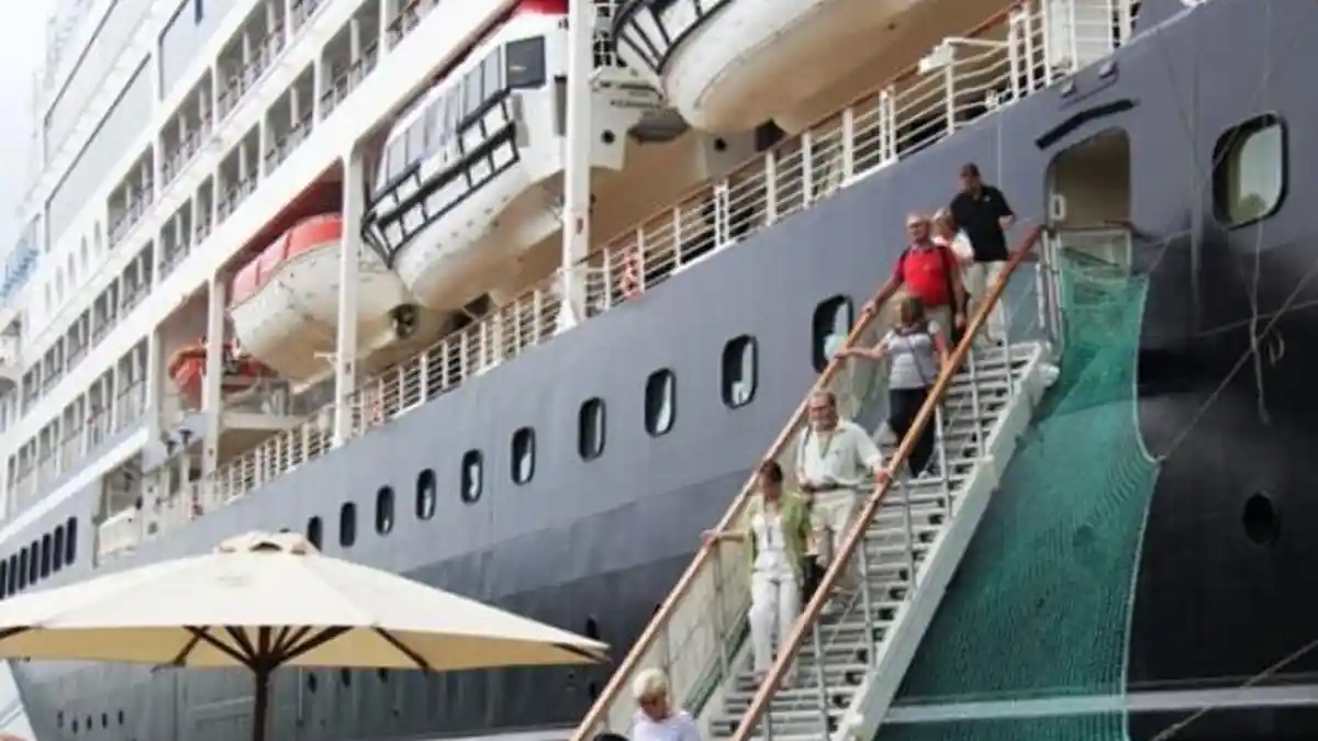 VIDEO Detik-detik Mencekam Kapal Pesiar Norwegian Escape Oleng Dihantam Badai Laut 185 Km