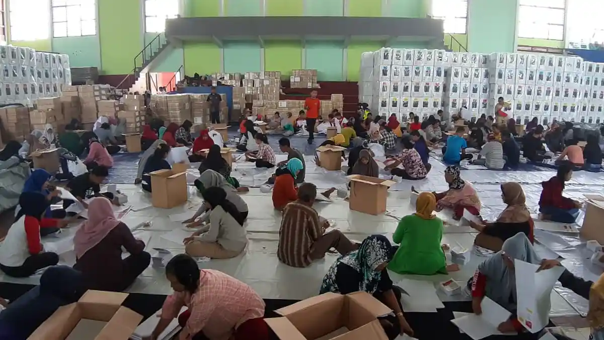 Jelang 24 Hari Pencobosan, KPU Kabupaten Belitung Mulai Lipat dan Sortir Surat Suara