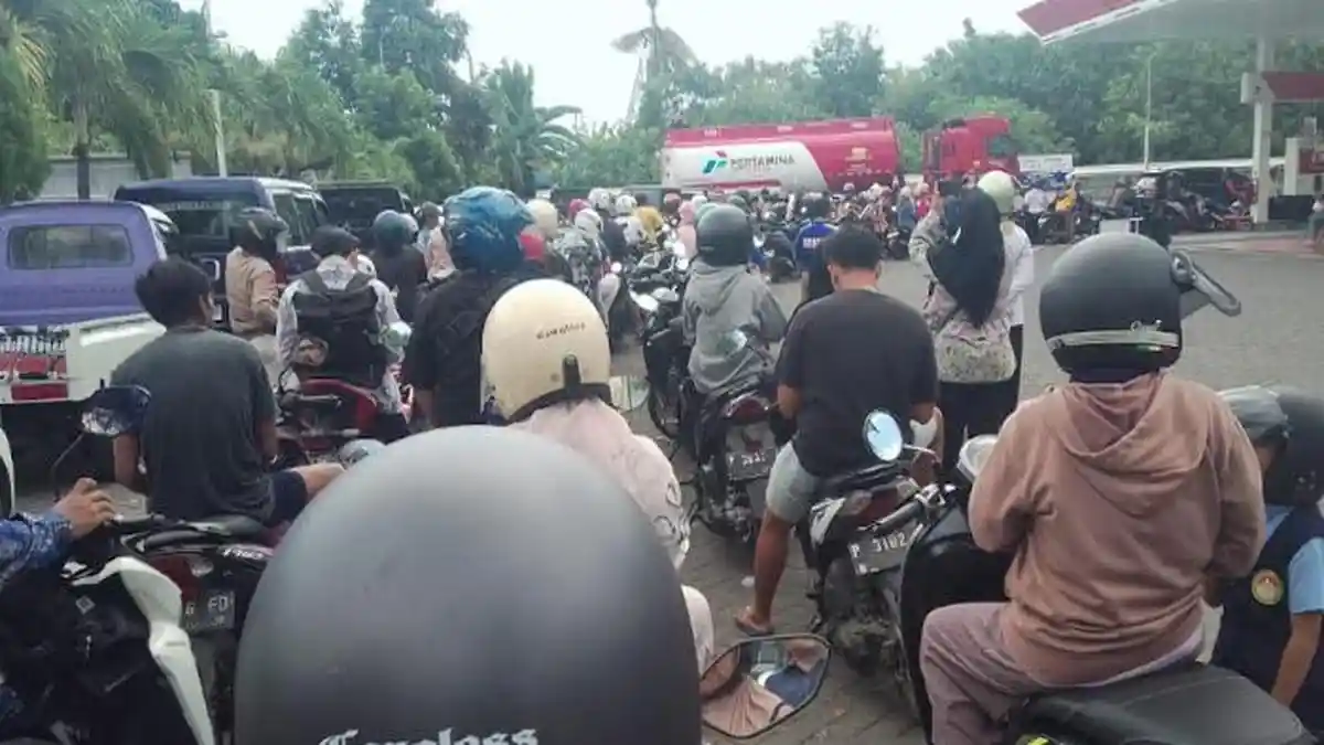 Antrean BBM di Situbondo Meluas, Tetapi Pertamina Menjamin Stok dan Pengiriman Masih Aman