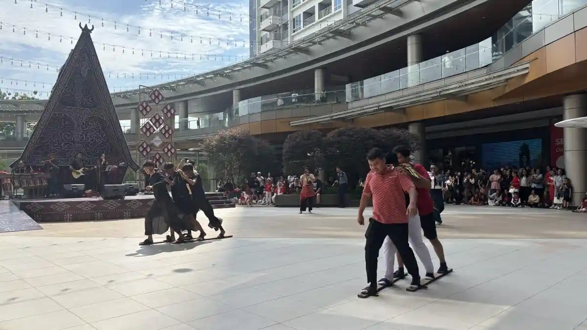 Rayakan HUT RI, Pengunjung Mal Ikut Lomba Makan Kerupuk 