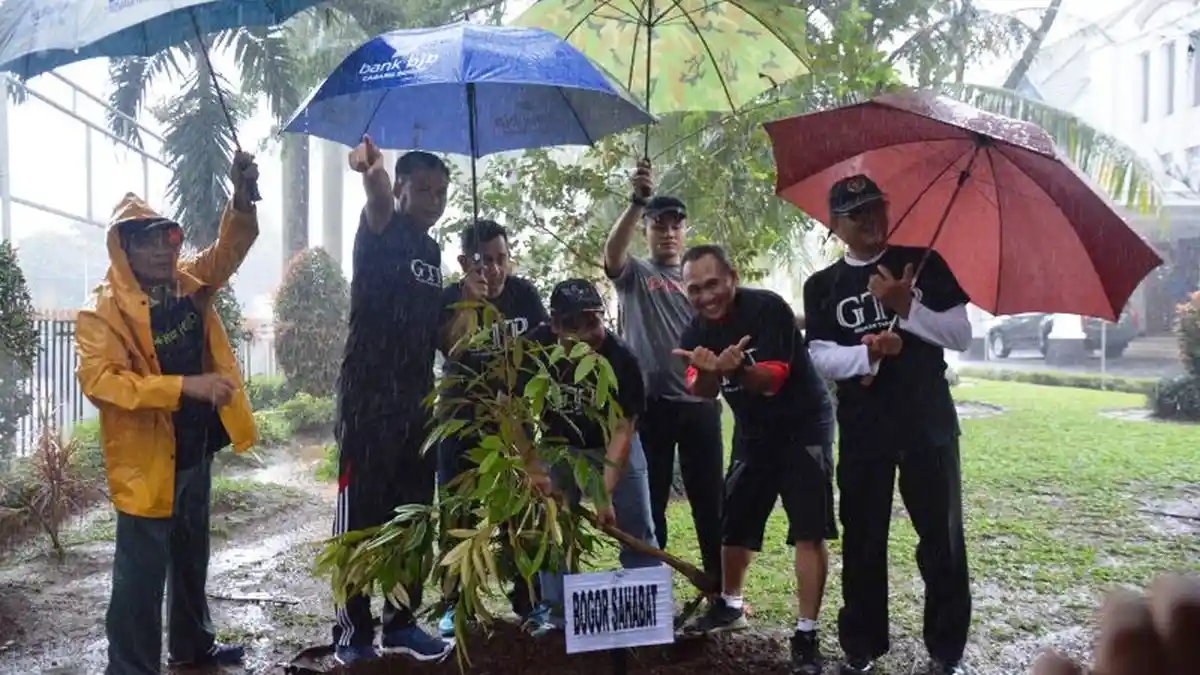 Selesai Bersepeda, Danrem 061/Suryakancana Tanam Pohon Sambil Hujan-hujanan