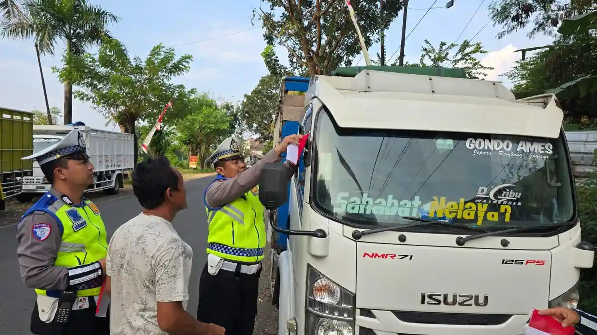 'Polantas Menyapa', Polisi di Jepara Bagikan Bendera Merah Putih ke Pengendara